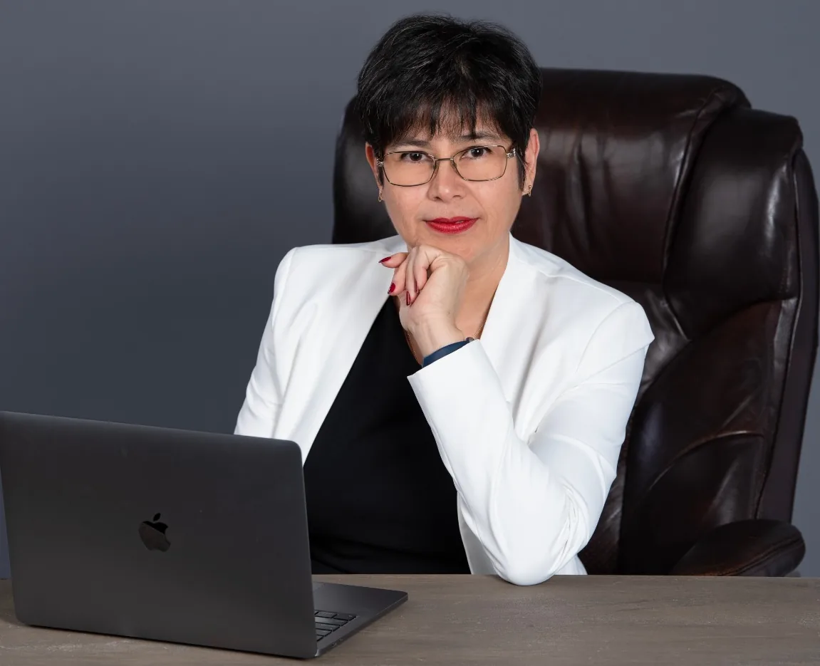 Rosa Bello, Broker Asociada certificada CIPS, en su escritorio